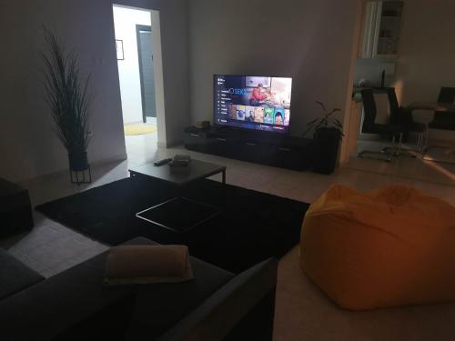 En tv och/eller ett underhållningssystem på Guesthouse NADIA