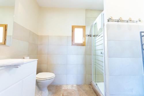 La salle de bains est pourvue d'une douche et de toilettes. dans l'établissement "Les Lauriers" chambre d'hôtes indépendante avec terrasse privée, à Moustiers-Sainte-Marie