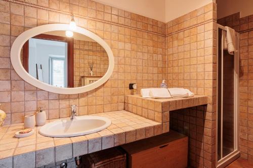 uma casa de banho com um lavatório e um espelho em La Suite del Castello em Belgirate