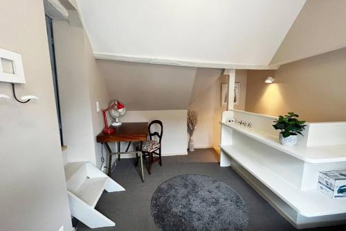 Kleines Zimmer mit einem Schreibtisch und einem Tisch in der Unterkunft #Le Maillard #Grand F2 #Hyper Centre in Brive-la-Gaillarde