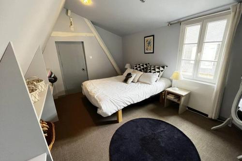 ein kleines Schlafzimmer mit einem Bett und zwei Fenstern in der Unterkunft #Le Maillard #Grand F2 #Hyper Centre in Brive-la-Gaillarde