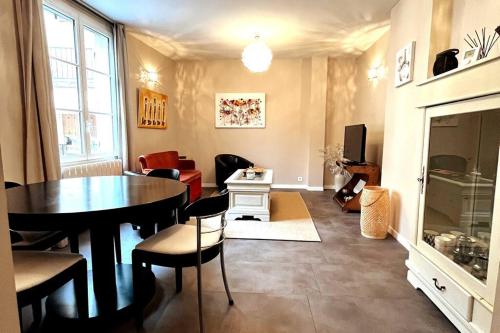 un salon avec une table et une salle à manger dans l'établissement #Le Maillard #Grand F2 #Hyper Centre, à Brive-la-Gaillarde