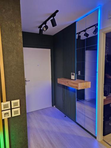 une pièce avec un couloir avec une porte et un miroir dans l'établissement Superbe appartement dans un quartier neuf et calme, à Strasbourg