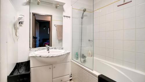une salle de bain blanche avec un lavabo et une douche dans l'établissement A-Nature 01-Messsanges appartement 4 personnes dans résidence avec piscine, à Messanges