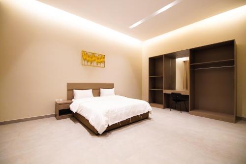 sypialnia z łóżkiem i biurkiem w obiekcie La Terra Chalets 2 w mieście Dżudda