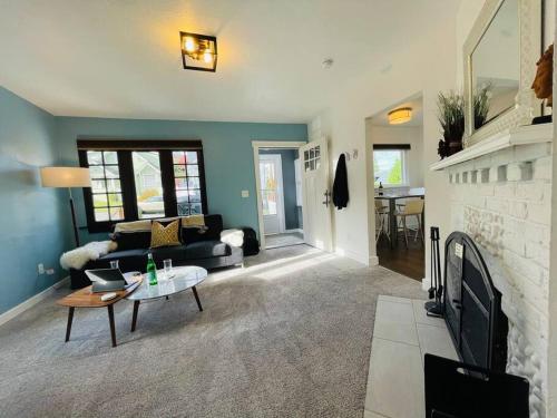 a living room with a couch and a table at Phinneywood Cottage - Greenlake - Zoo - Phinney in Seattle
