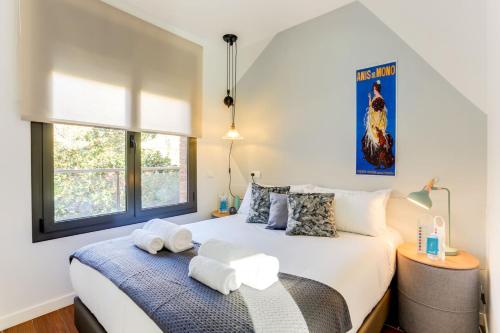 バルセロナにあるSweet Inn - Raulのベッドルーム(ベッド1台、窓付)