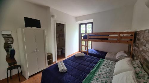 een slaapkamer met een bed en een stapelbed bij B&B In Sabina in Poggio Nativo