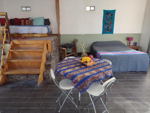 ein Zimmer mit einem Tisch mit einem Teddybär darauf in der Unterkunft Cabañas Rica-Rica Lodge in San Pedro de Atacama