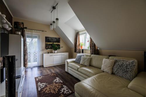 Ruang duduk di Orchidea Apartman