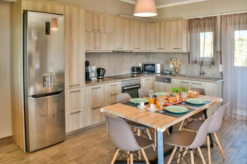 Kuchyň nebo kuchyňský kout v ubytování Sitia Bay View Villa Apartment