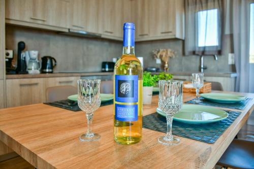 Nápoje v ubytování Sitia Bay View Villa Apartment