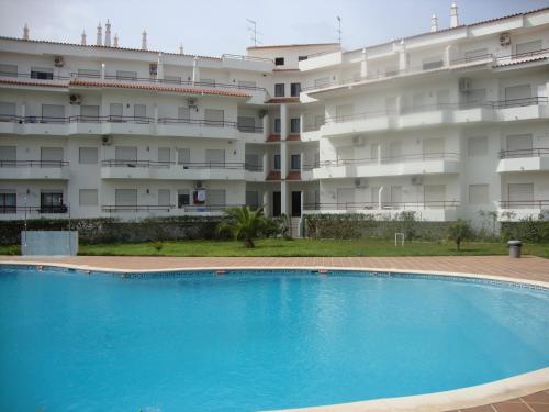 una piscina di fronte a un grande edificio di Mantamar I a Manta Rota