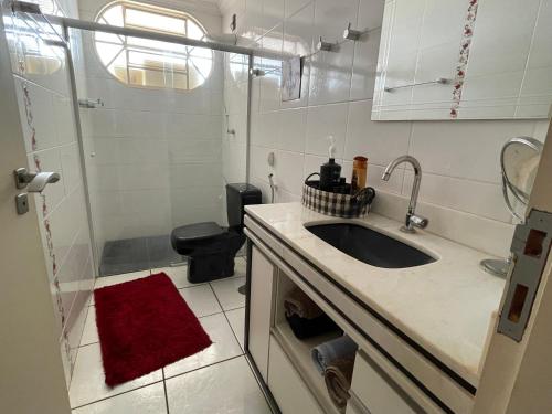 a bathroom with a sink and a shower and a toilet at Apart. centro Ribeirão Hospital São Lucas in Ribeirão Preto