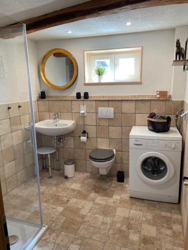 a bathroom with a washing machine and a sink at Das Häuschen in Duderstadt