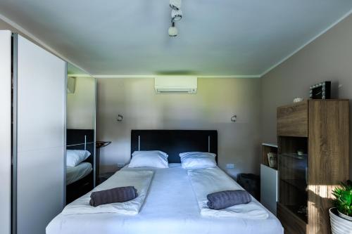 Säng eller sängar i ett rum på Fekete Orchidea Apartman