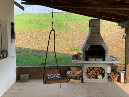 einem Außenofen mit einem Haufen Feuerholz in der Unterkunft Nina in Aranđelovac