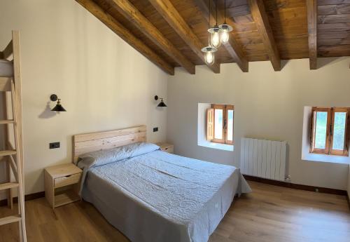 - une chambre avec un lit et un plafond en bois dans l'établissement El Rinconcito de Cinderellana, 