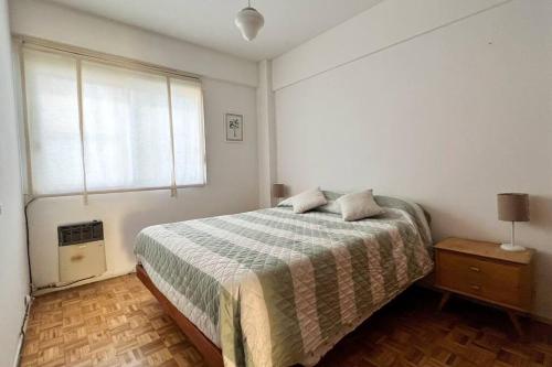 1 dormitorio con cama y ventana en Depto 3 Amb en Palermo Piso Alto en Buenos Aires