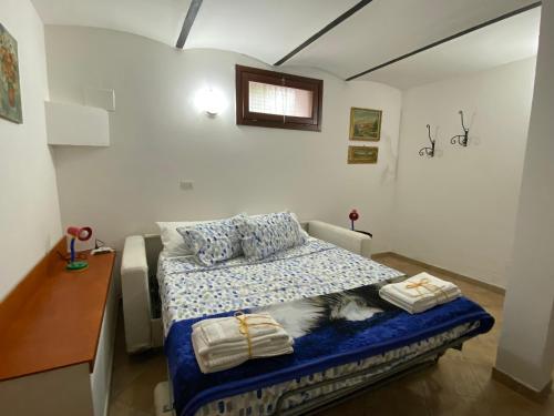 una camera da letto con un letto e asciugamani di Il Profumo dei Tigli a Imola