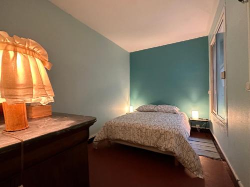 une chambre avec un lit et une fenêtre dans l'établissement Bel appartement au coeur de Sanary, à Sanary-sur-Mer