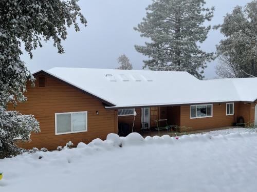 Twain Harte的住宿－Hidden Views A Duplex，屋顶上积雪的房子