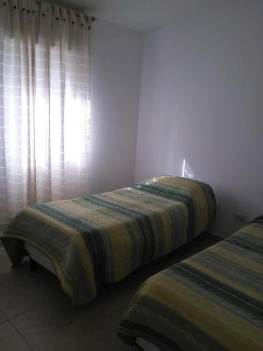 dos camas sentadas una al lado de la otra en una habitación en La Esquina en San Rafael
