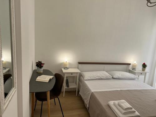 a small bedroom with a bed and a desk at Caporama in Terrasini