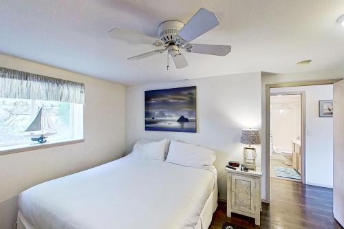a bedroom with a white bed and a ceiling fan at Park Pointe Lago Vita C104 in Chelan