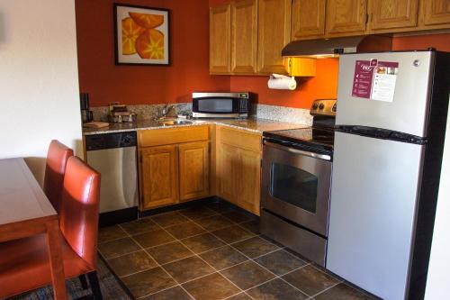 Una cocina o zona de cocina en Residence Inn Danbury