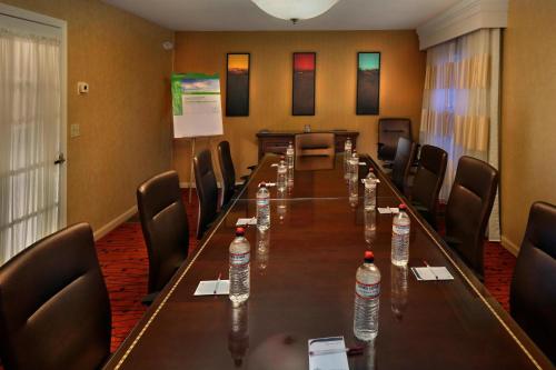 una sala de conferencias con una mesa larga y botellas de agua en Residence Inn Danbury, en Danbury
