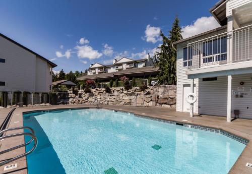 a swimming pool in front of a house at Park Pointe Lago Vita C104 in Chelan