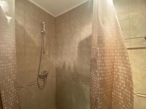uma casa de banho com uma cortina de chuveiro em PANORAMA BAY 20 Fancy Studio em Sveti Vlas