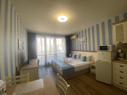 una piccola camera con letto e forno a microonde di PANORAMA BAY 20 Fancy Studio a Sveti Vlas