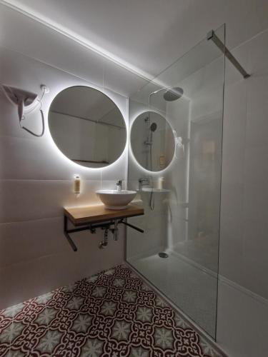 La salle de bains est pourvue d'un lavabo et d'un miroir. dans l'établissement Sweet Côa, à Sabugal