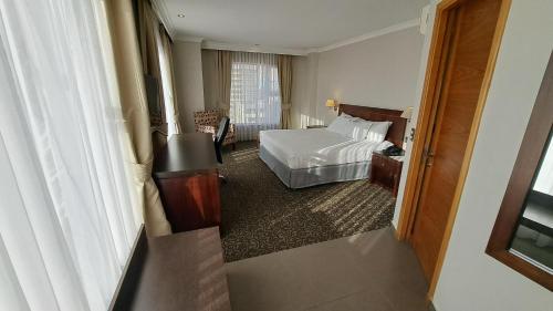 a hotel room with a bed and a window at Hotel Diego de Almagro Iquique in Iquique