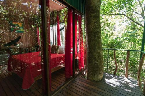 The Green Tree Lodge في مونتيفيردي كوستاريكا: شاشة في شرفة منزل شجرة
