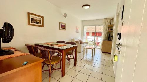 a kitchen and dining room with a table and chairs at Yacht Village 106 Praia - NBI - Ponta Negra in Natal