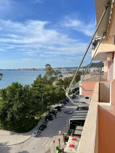 een balkon met uitzicht op een straat bij Dakiba Apartment in Vlorë