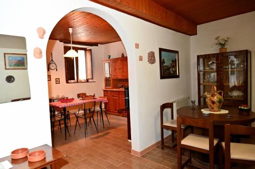 - une cuisine et une salle à manger avec une table et des chaises dans l'établissement IL TUFO E LA CASCATA, à Pitigliano