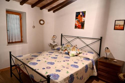 - une chambre avec un lit, une commode et une fenêtre dans l'établissement IL TUFO E LA CASCATA, à Pitigliano