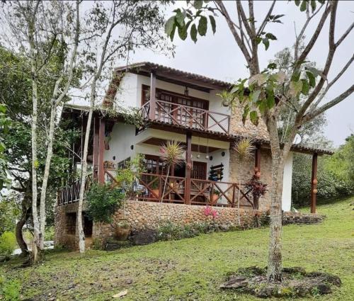 een huis met een balkon aan de zijkant bij Casa Serra Negra in Bezerros