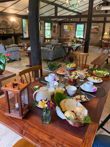 einem Holztisch mit Teller mit Lebensmitteln darauf in der Unterkunft Hotel Santa Esmeralda in Bonito