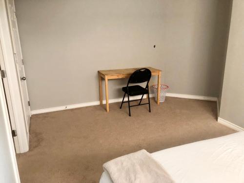 Chestermere room with King sized bed – Photos 2