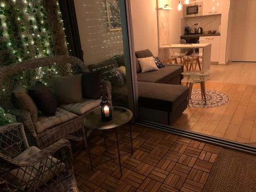 un salon avec un canapé et une table dans l'établissement Vue panoramique, plage à 100m, à Cannes