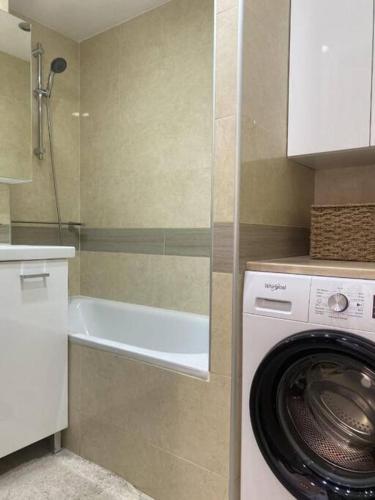 une salle de bain avec une machine à laver et un lave-linge dans l'établissement Vue panoramique, plage à 100m, à Cannes