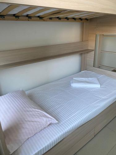 Ένα ή περισσότερα κρεβάτια σε δωμάτιο στο KASPI HOSTEl