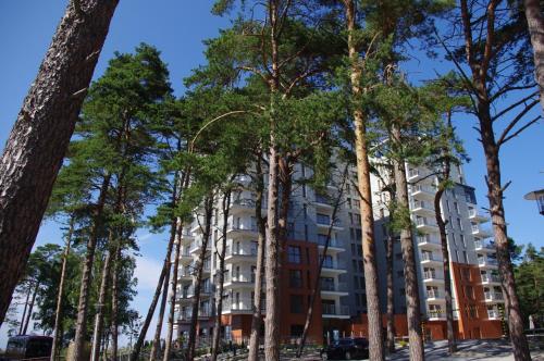 ジブヌベクにあるPorta Mare Apartments LuxViewの目の前に木々が生い茂る建物