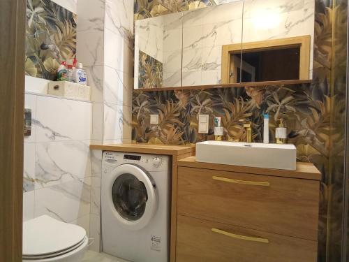 ブワディスワボボにあるRelaxの洗濯機と洗面台を備えたバスルーム