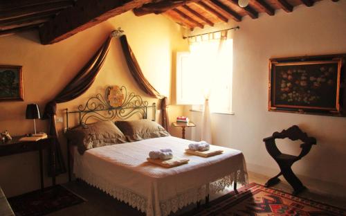 1 dormitorio con 1 cama con 2 toallas en Altana Panoramic, en Lucca